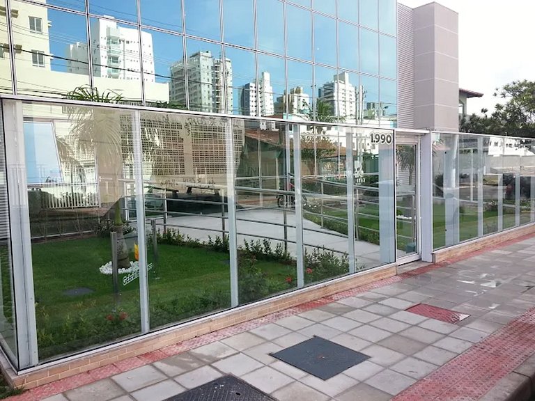 Viva o melhor do verão neste apartamento na praia
